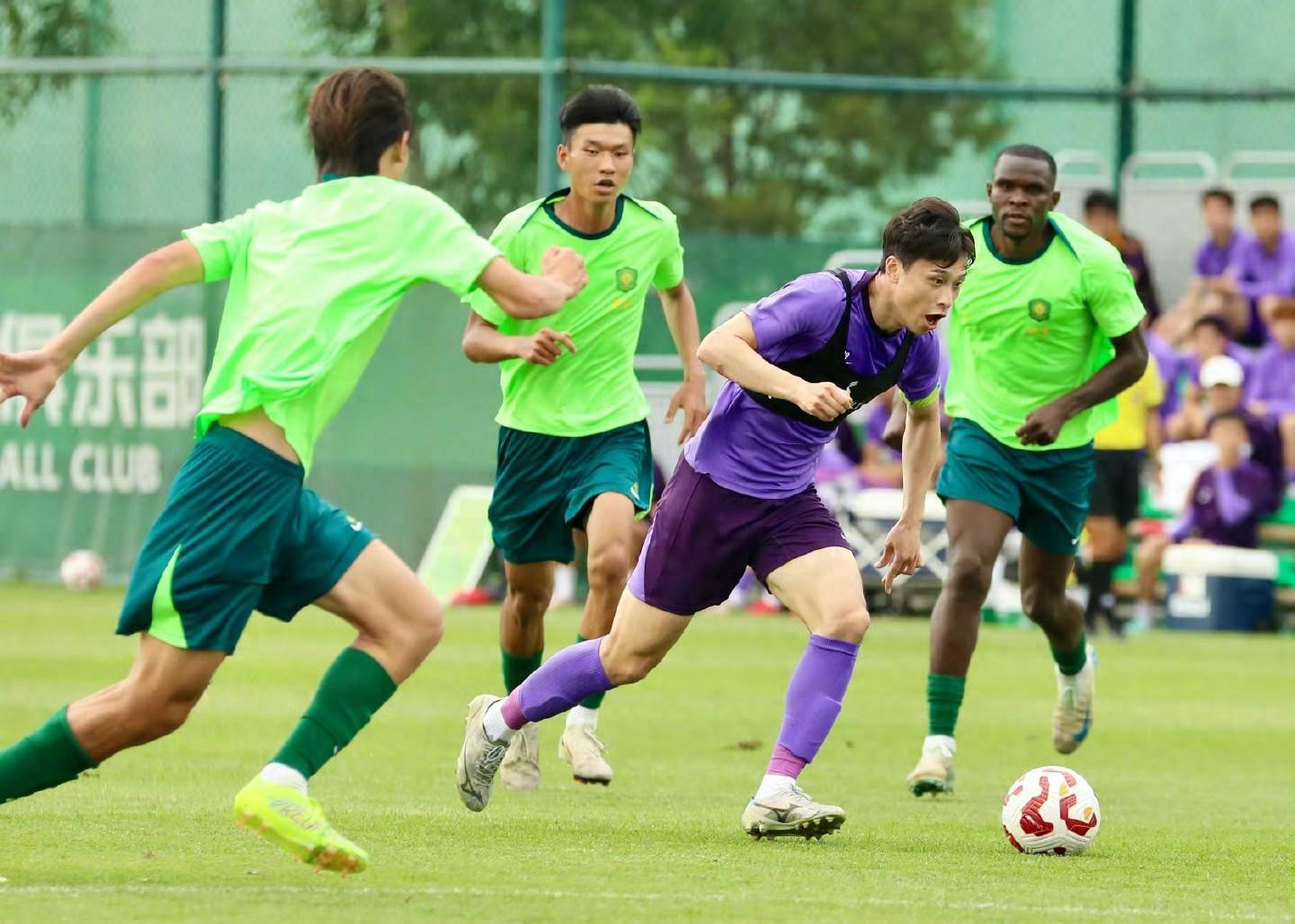 米兰体育 -武汉三镇训练开放日，今晚战术微调引欢呼，中超在即，年轻球员得到机会 