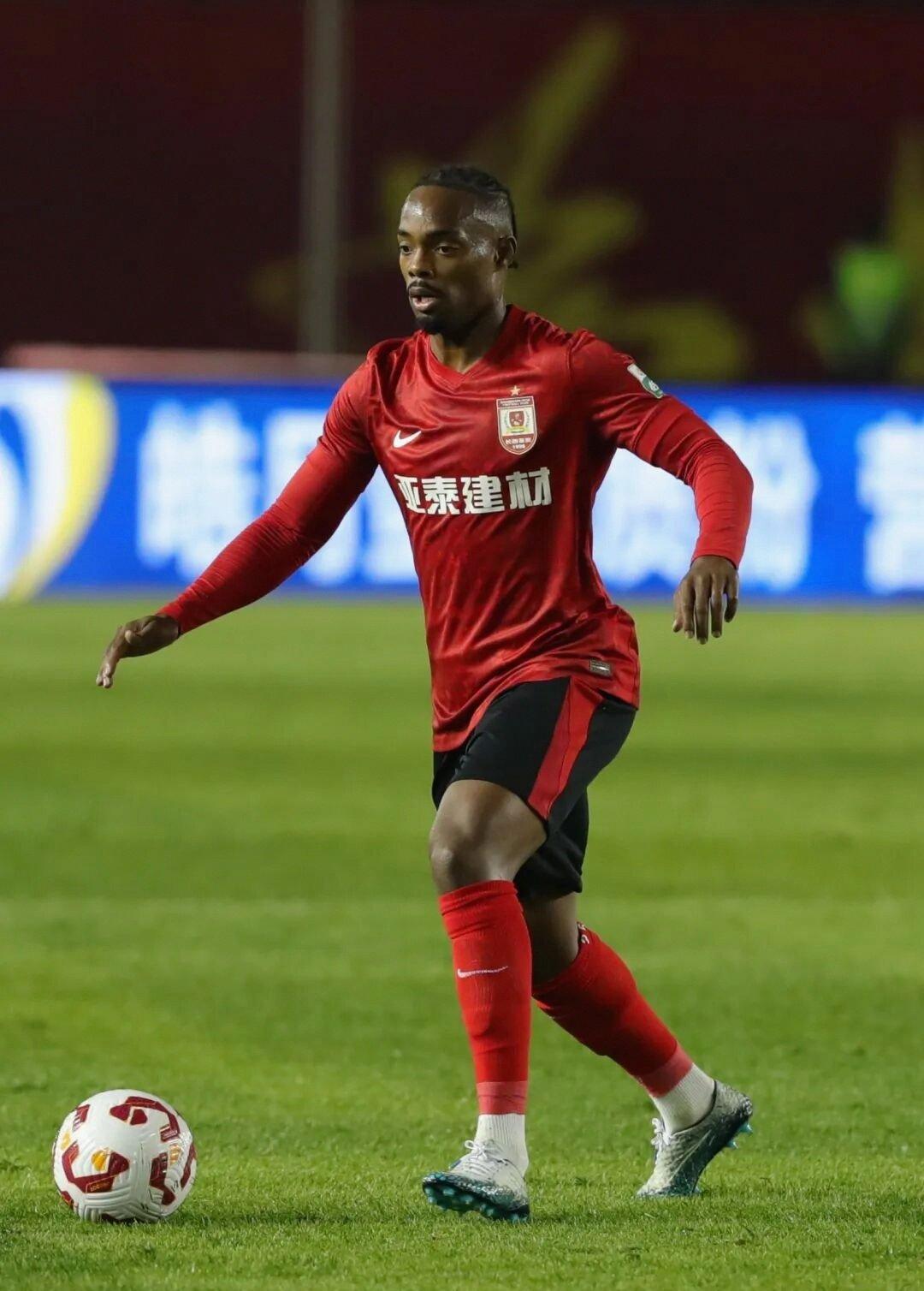 包含赛地聚焦——足总杯今晚热度飙升，费耶诺德状态回暖，话题不断，赛程密集仍需轮换的词条